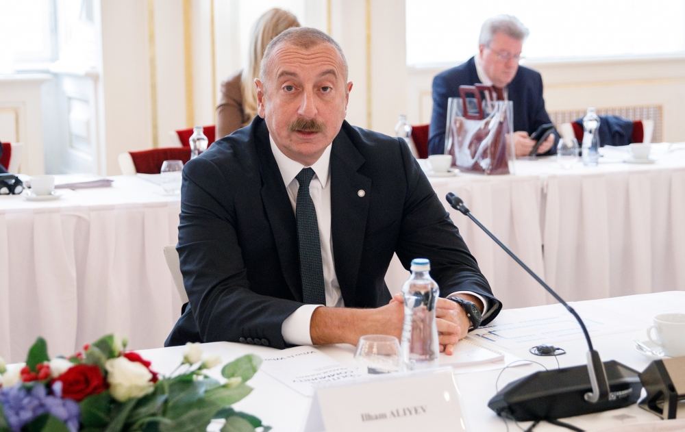 Президент Ильхам Алиев принял участие в пленарной сессии открытия саммита «Европейское политическое сообщество» в Праге (ФОТО/ВИДЕО)