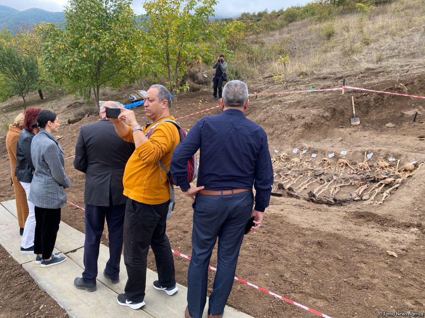 Иностранные эксперты и представители НПО посетили территорию массового захоронения в селе Эдилли (ФОТО)