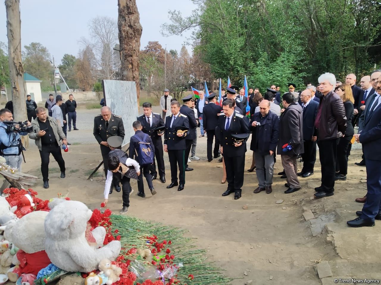 Foreign diplomats commemorate those killed in Armenia's rocket attacks on Ganja (PHOTO)