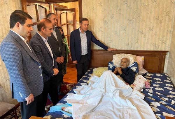 Деятели культуры навестили известного ханенде Сулеймана Абдуллаева