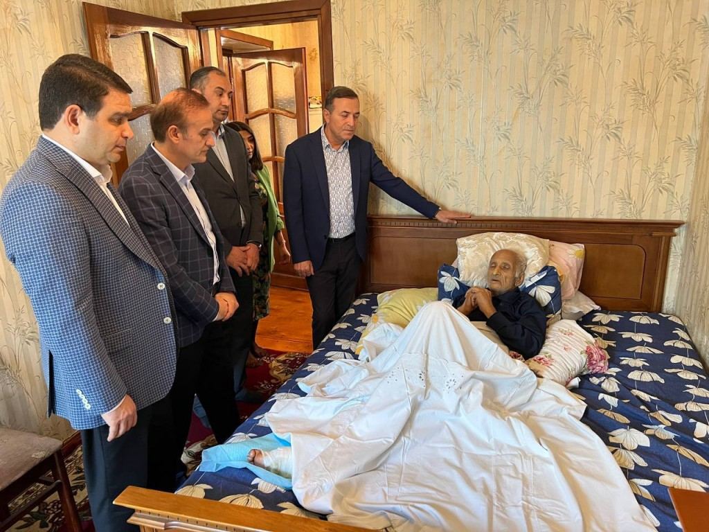 Деятели культуры навестили известного ханенде Сулеймана Абдуллаева