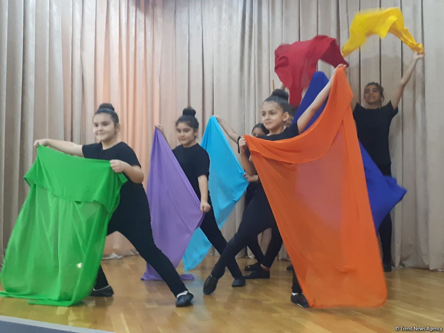 Лучший подарок ко дню рождения народного художника Арифа Гусейнова – выставка работ юных авторов (ФОТО)