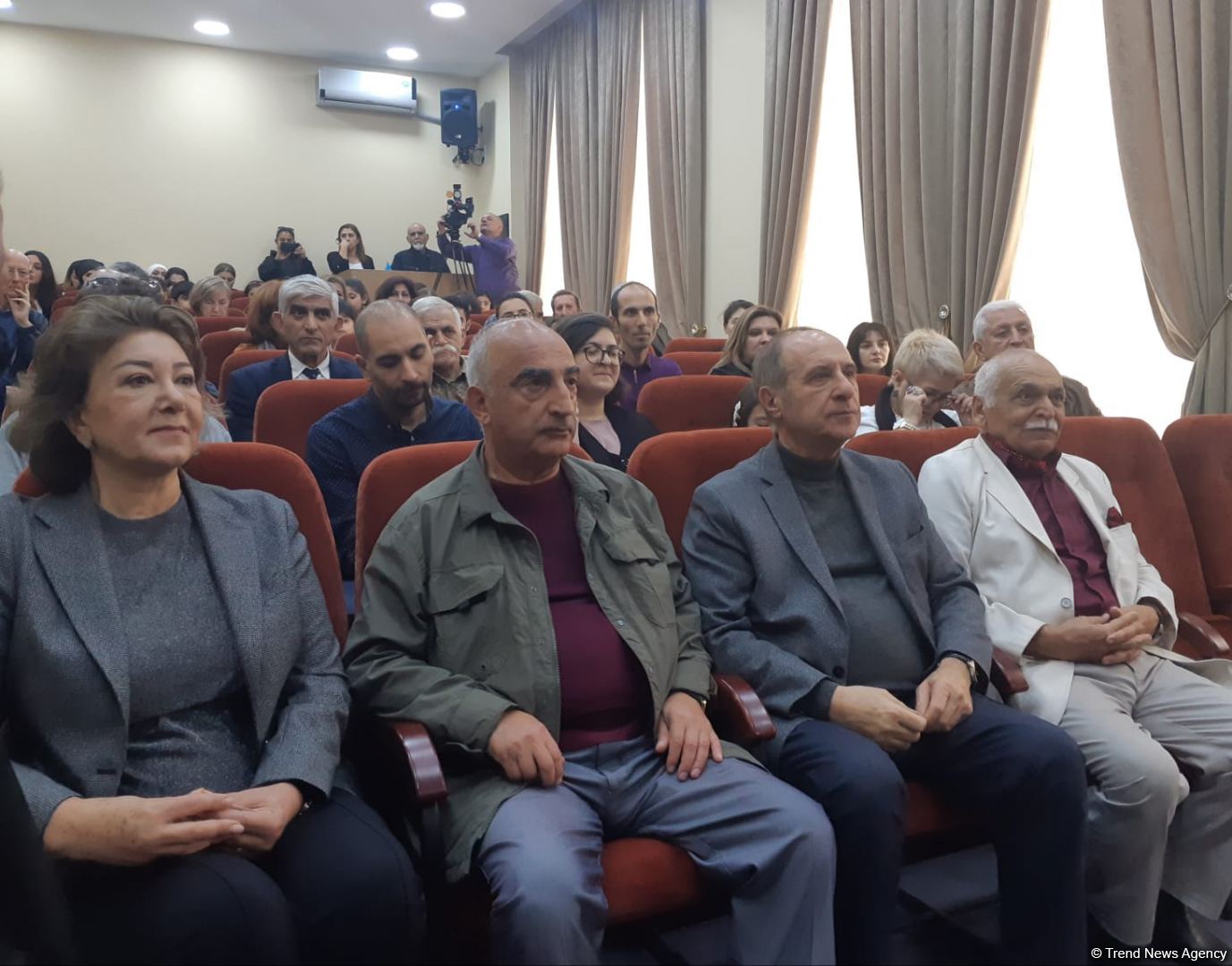 Лучший подарок ко дню рождения народного художника Арифа Гусейнова – выставка работ юных авторов (ФОТО)