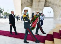 President Ilham Aliyev visits Martyrs Memorial, National Museum of Moudjahid in Algiers (PHOTO/VIDEO)