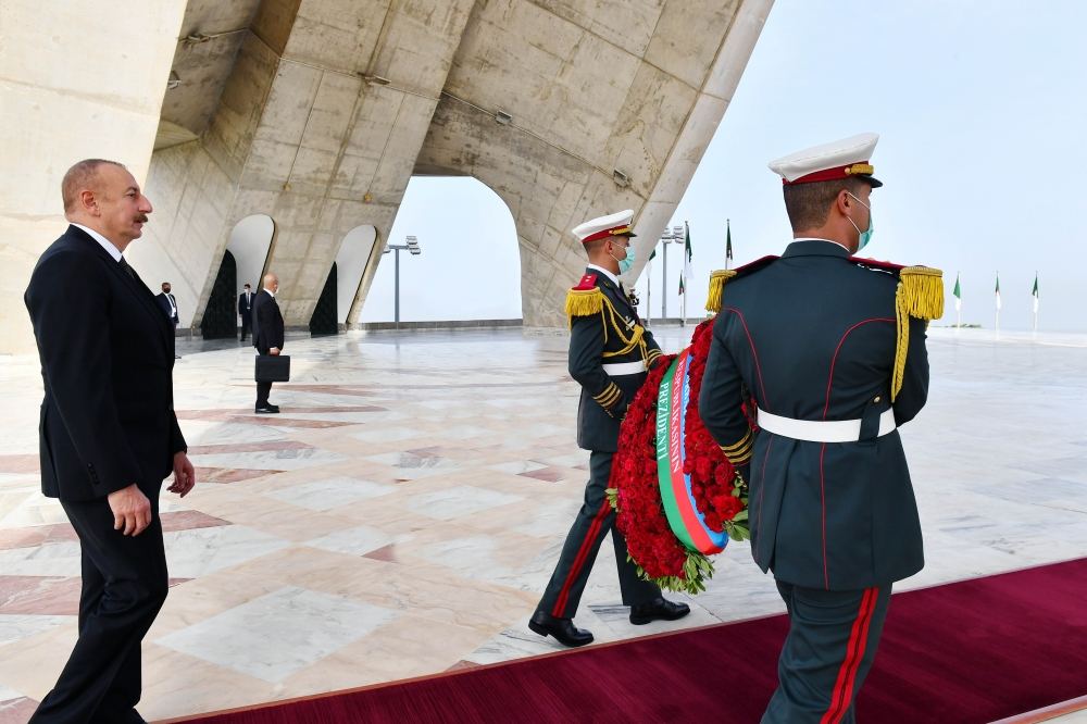 President Ilham Aliyev visits Martyrs Memorial, National Museum of Moudjahid in Algiers (PHOTO/VIDEO)