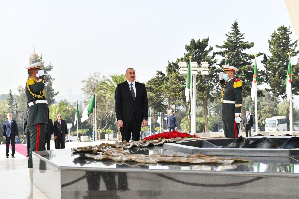 President Ilham Aliyev visits Martyrs Memorial, National Museum of Moudjahid in Algiers (PHOTO/VIDEO)
