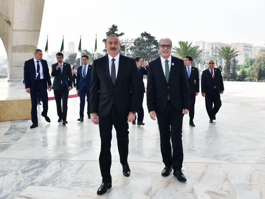 President Ilham Aliyev visits Martyrs Memorial, National Museum of Moudjahid in Algiers (PHOTO/VIDEO)