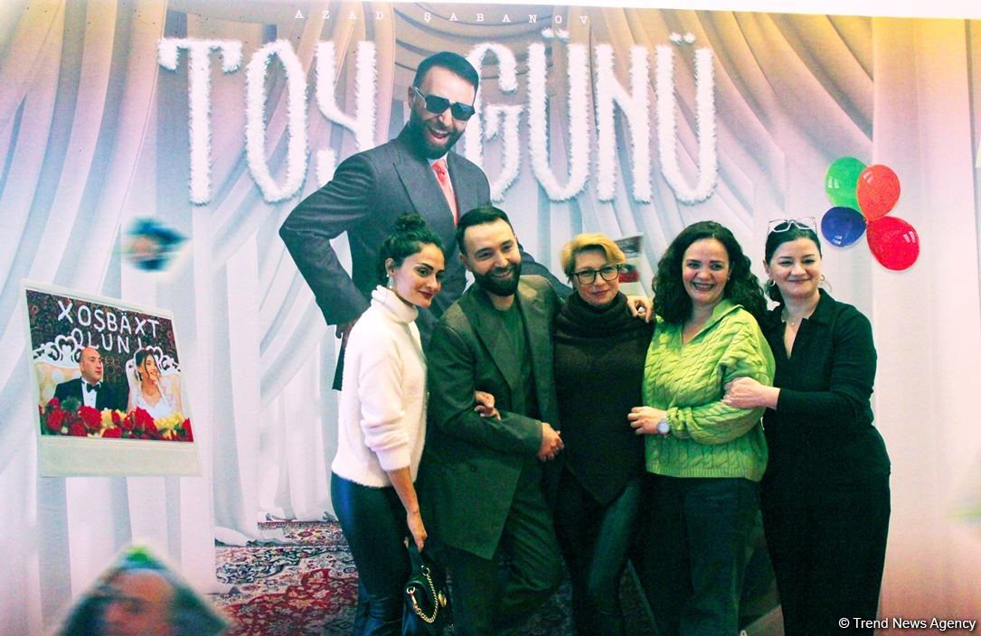 Xoşbəxt olun! В Баку провели свадьбу в стиле 90-х – палатка, кукла на капоте машины и гламурные гости (ФОТО)