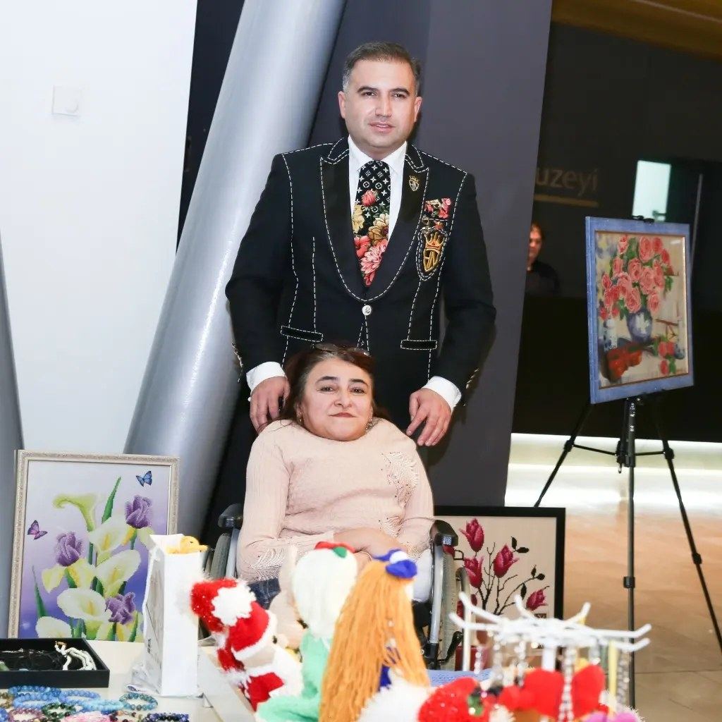 Таланты искренних сердец! В Баку открылась выставка работ особенных людей с участием звезды сериала "Долина волков" (ФОТО)