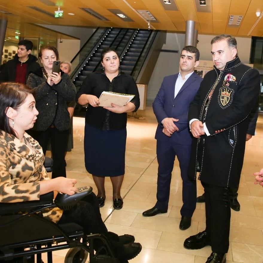 Таланты искренних сердец! В Баку открылась выставка работ особенных людей с участием звезды сериала "Долина волков" (ФОТО)