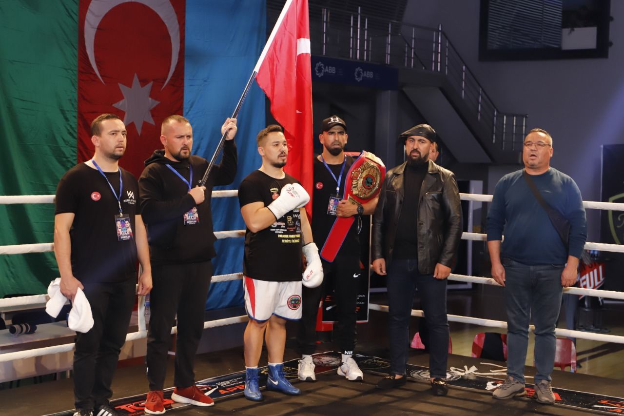 В Баку состоялась битва среди профессиональных боксеров за чемпионский пояс UBO (ФОТО)