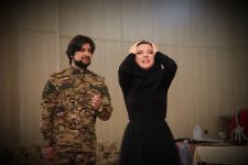 Азербайджанским военнослужащим показали спектакль о судьбе матери, которая ждет сына с фронта (ФОТО)