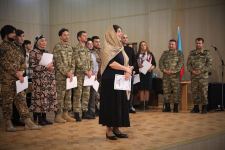 Азербайджанским военнослужащим показали спектакль о судьбе матери, которая ждет сына с фронта (ФОТО)