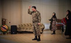 Азербайджанским военнослужащим показали спектакль о судьбе матери, которая ждет сына с фронта (ФОТО)