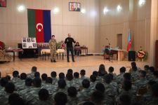 Азербайджанским военнослужащим показали спектакль о судьбе матери, которая ждет сына с фронта (ФОТО)