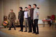 Азербайджанским военнослужащим показали спектакль о судьбе матери, которая ждет сына с фронта (ФОТО)