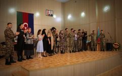 Азербайджанским военнослужащим показали спектакль о судьбе матери, которая ждет сына с фронта (ФОТО)