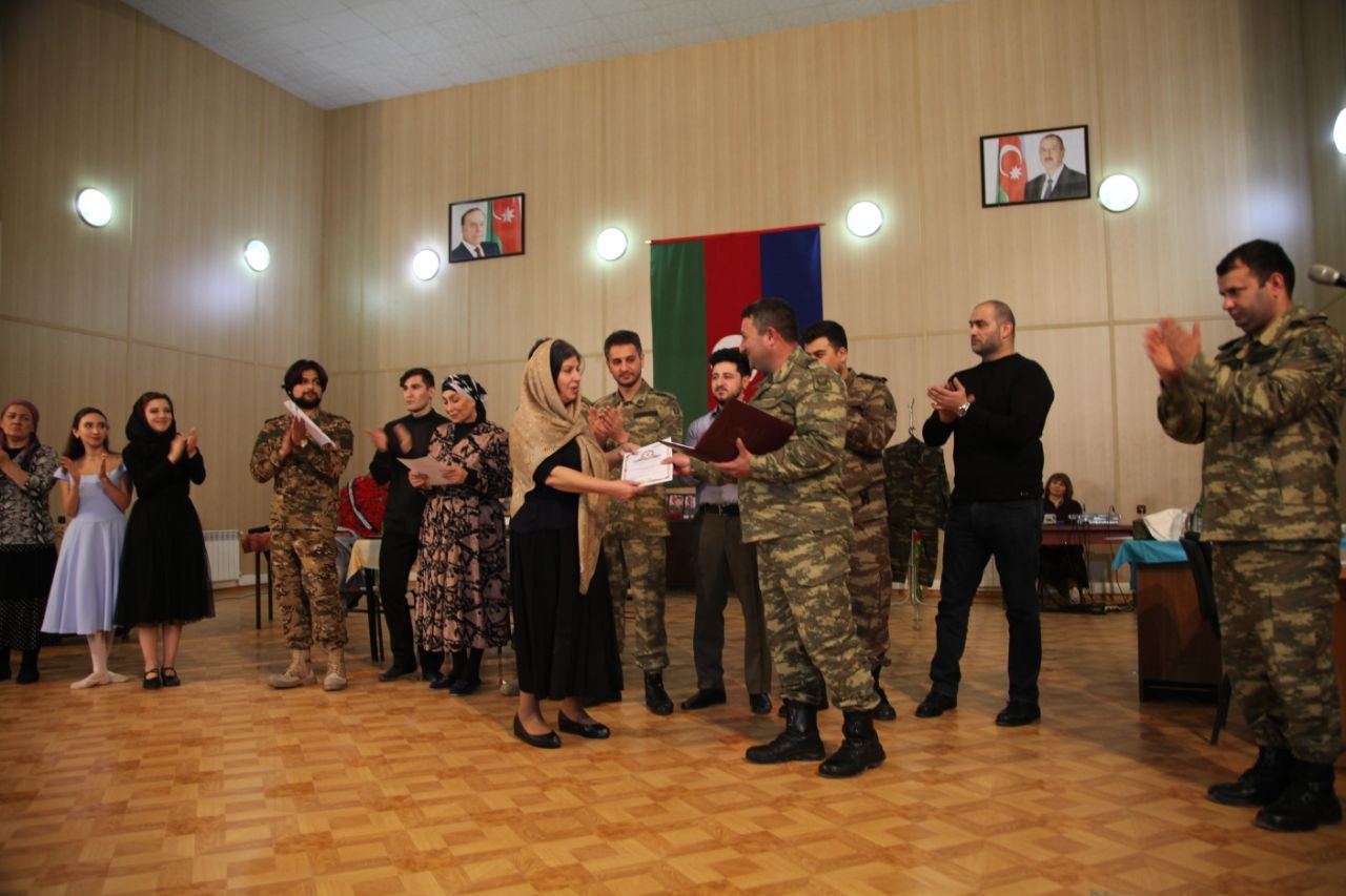 Азербайджанским военнослужащим показали спектакль о судьбе матери, которая ждет сына с фронта (ФОТО)