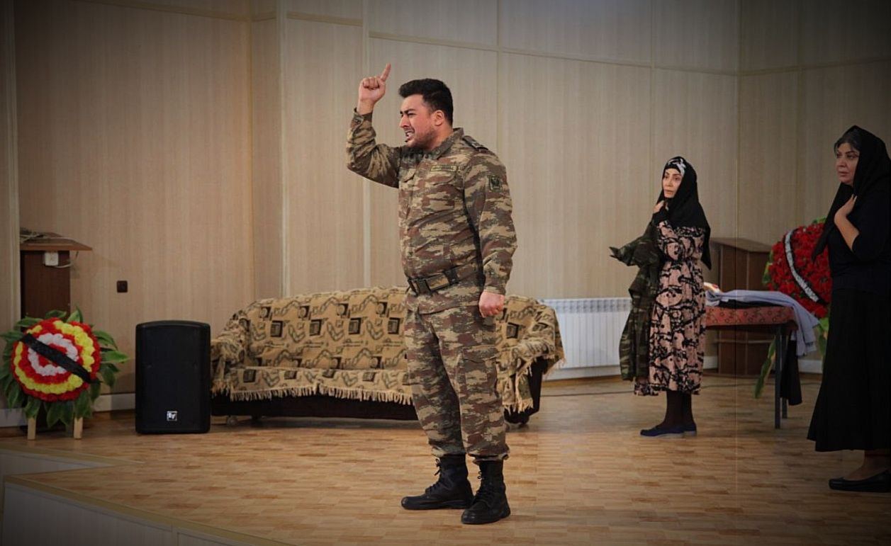 Азербайджанским военнослужащим показали спектакль о судьбе матери, которая ждет сына с фронта (ФОТО)
