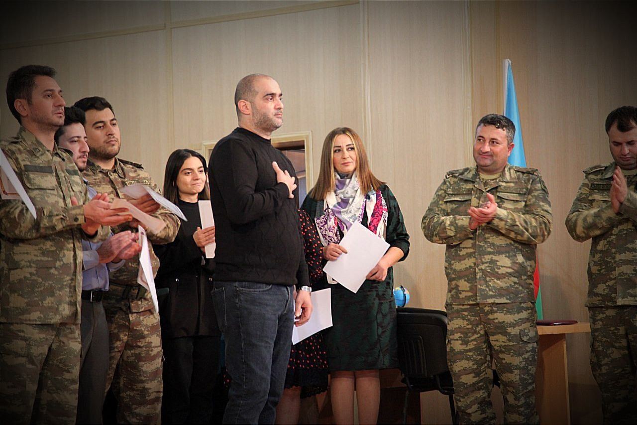 Азербайджанским военнослужащим показали спектакль о судьбе матери, которая ждет сына с фронта (ФОТО)