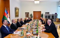 President Ilham Aliyev holds expanded meeting with Serbian PM (PHOTO/VIDEO)