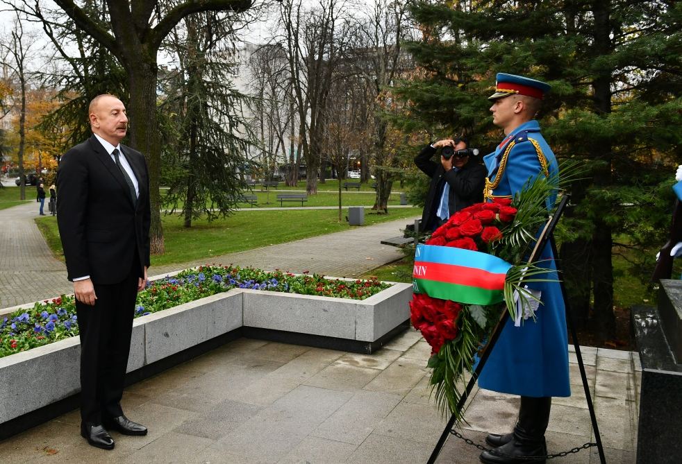 President Ilham Aliyev visits monuments to national leader Heydar Aliyev, Milorad Pavic in Tasmajdan park in Belgrade (PHOTO/VIDEO)