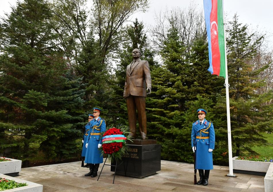 President Ilham Aliyev visits monuments to national leader Heydar Aliyev, Milorad Pavic in Tasmajdan park in Belgrade (PHOTO/VIDEO)