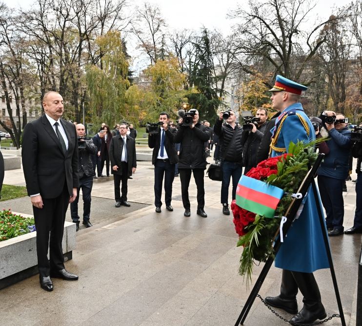 President Ilham Aliyev visits monuments to national leader Heydar Aliyev, Milorad Pavic in Tasmajdan park in Belgrade (PHOTO/VIDEO)