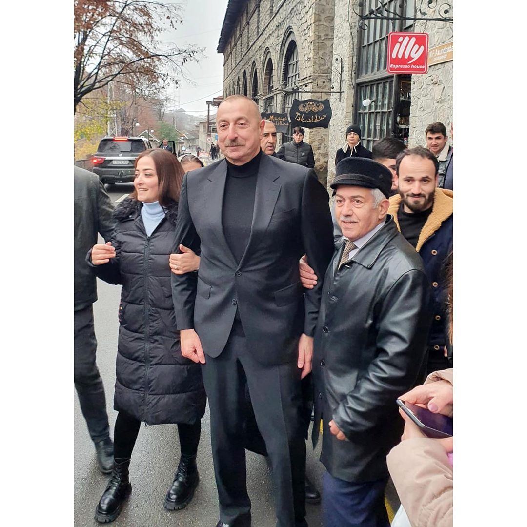 Президент Ильхам Алиев и Первая леди Мехрибан Алиева встретились и побеседовали с жителями города Шеки (ФОТО)