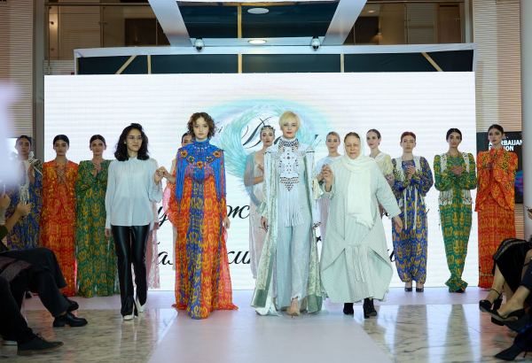 Azerbaijan Fashion Week 2022 – от одеяний кочевников и элегантных хиджабов до волшебной птицы Хумо (ФОТО)