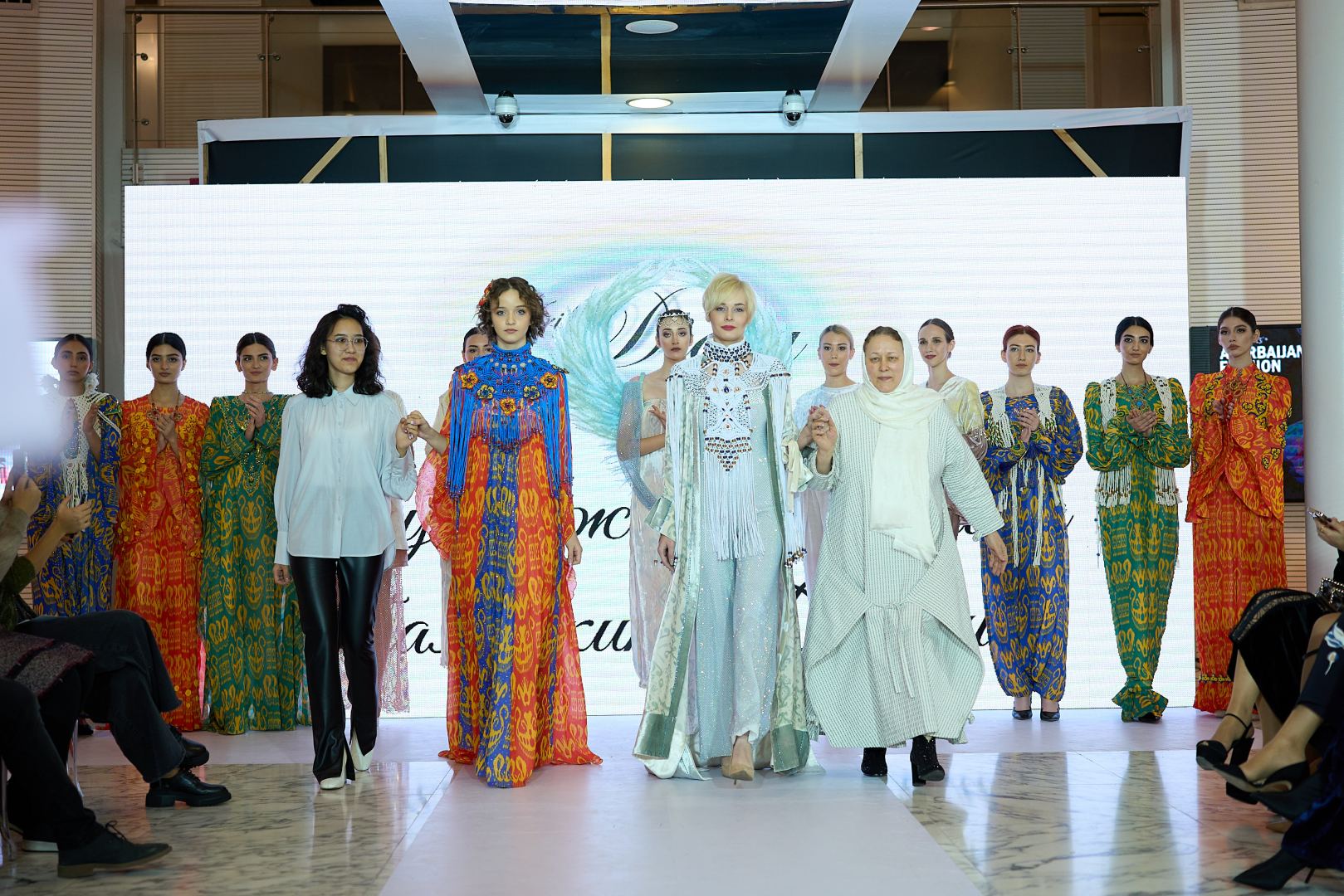 Azerbaijan Fashion Week 2022 – от одеяний кочевников и элегантных хиджабов до волшебной птицы Хумо (ФОТО)