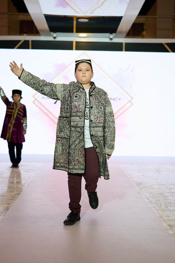 Azerbaijan Fashion Week 2022 – от одеяний кочевников и элегантных хиджабов до волшебной птицы Хумо (ФОТО)