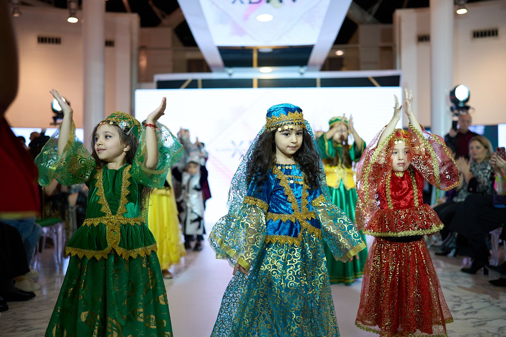 Azerbaijan Fashion Week 2022 – от одеяний кочевников и элегантных хиджабов до волшебной птицы Хумо (ФОТО)