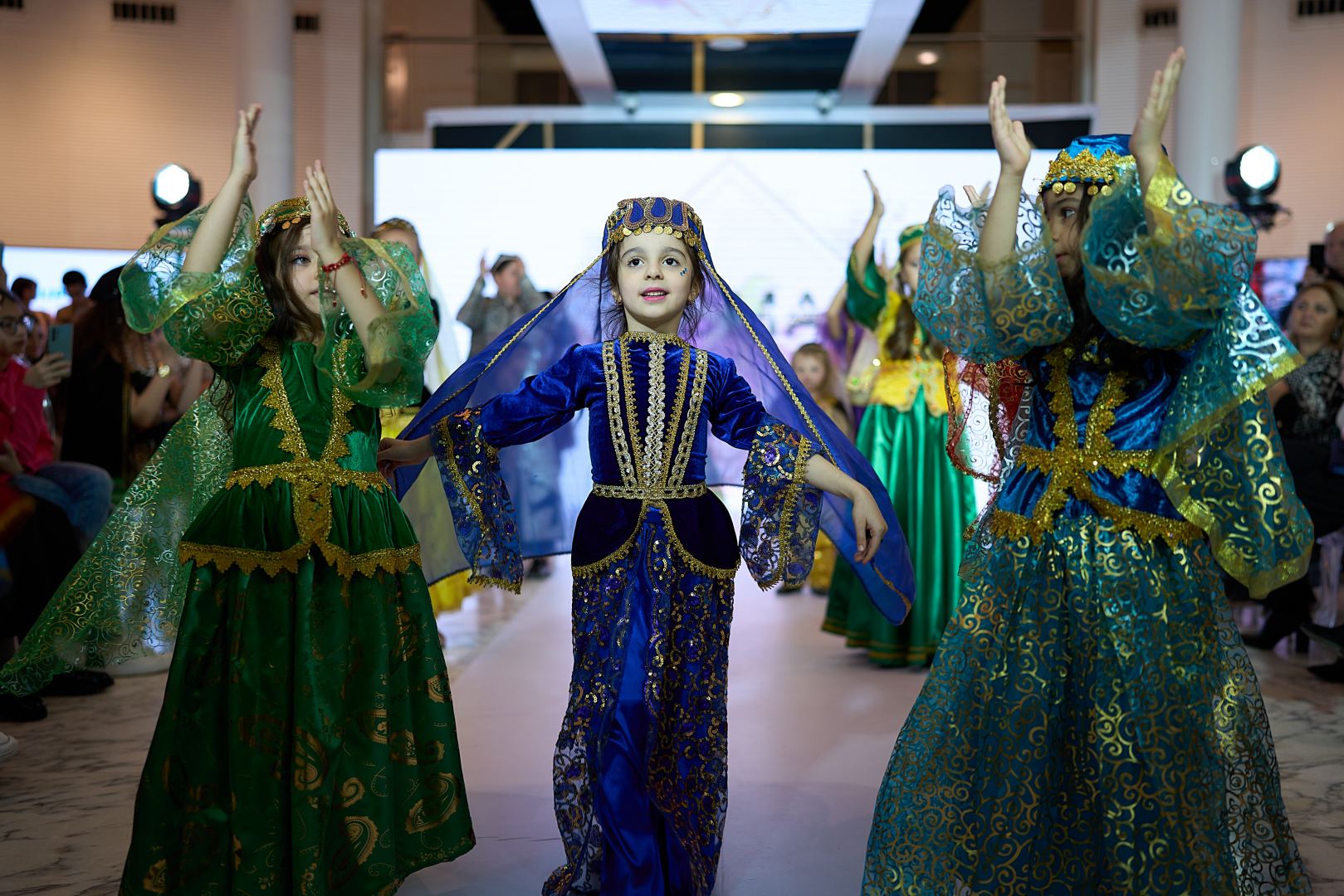Azerbaijan Fashion Week 2022 – от одеяний кочевников и элегантных хиджабов до волшебной птицы Хумо (ФОТО)