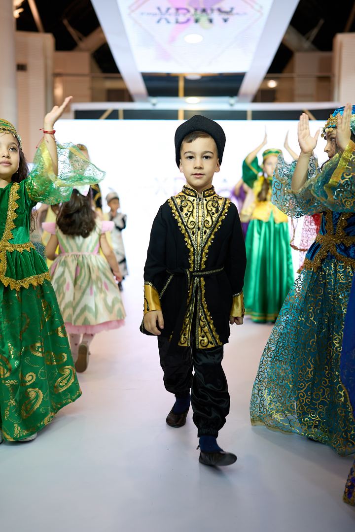 Azerbaijan Fashion Week 2022 – от одеяний кочевников и элегантных хиджабов до волшебной птицы Хумо (ФОТО)