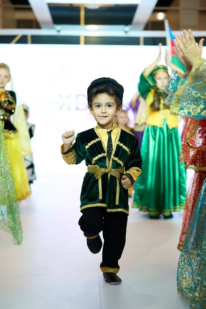 Azerbaijan Fashion Week 2022 – от одеяний кочевников и элегантных хиджабов до волшебной птицы Хумо (ФОТО)
