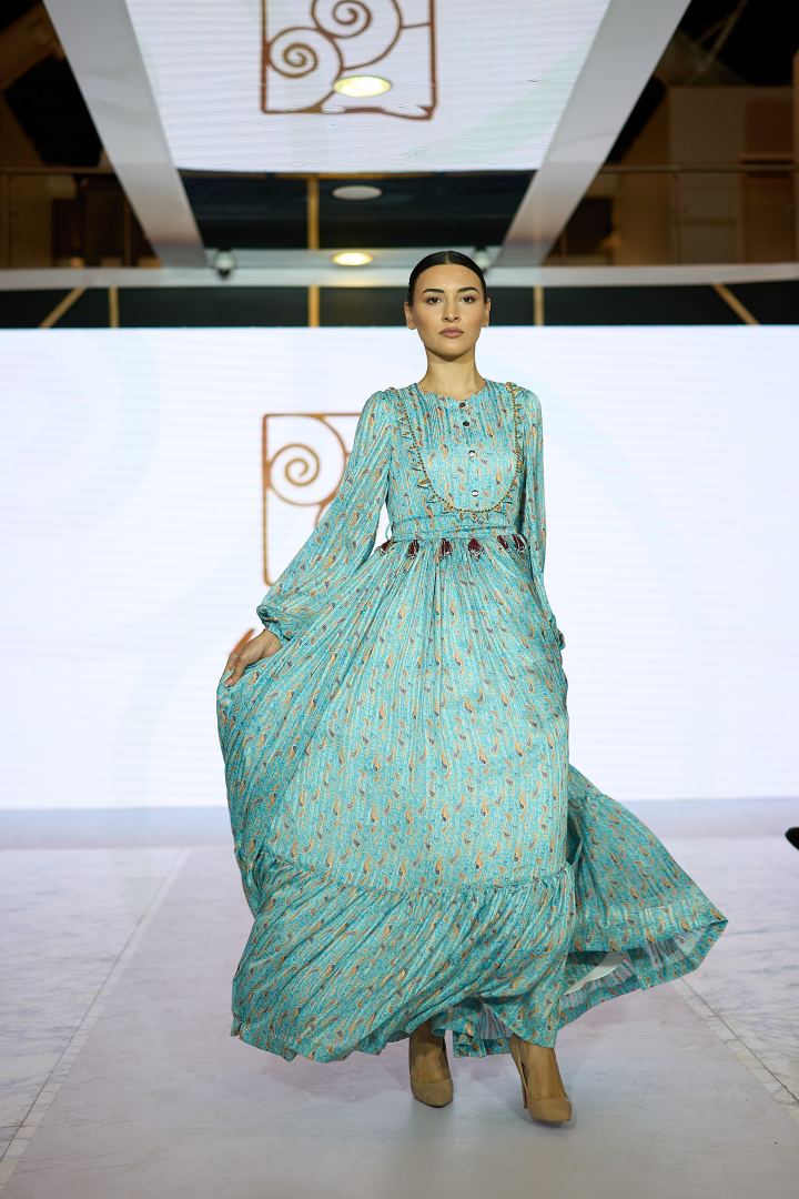 Azerbaijan Fashion Week 2022 – от одеяний кочевников и элегантных хиджабов до волшебной птицы Хумо (ФОТО)