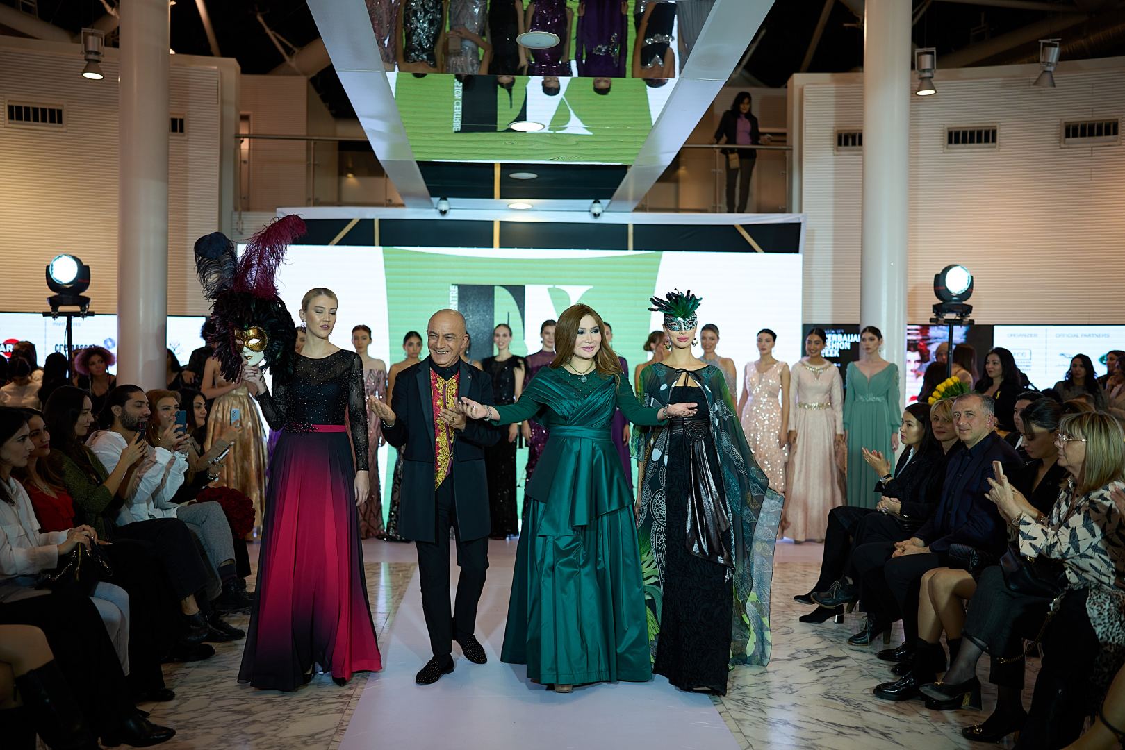 Azerbaijan Fashion Week 2022 – от одеяний кочевников и элегантных хиджабов до волшебной птицы Хумо (ФОТО)