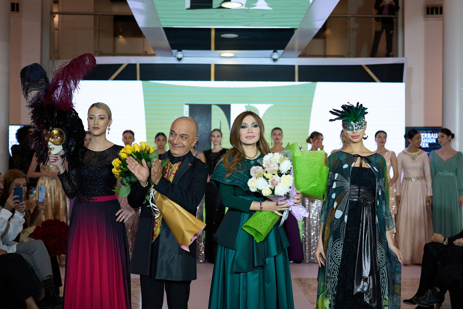 Azerbaijan Fashion Week 2022 – от одеяний кочевников и элегантных хиджабов до волшебной птицы Хумо (ФОТО)
