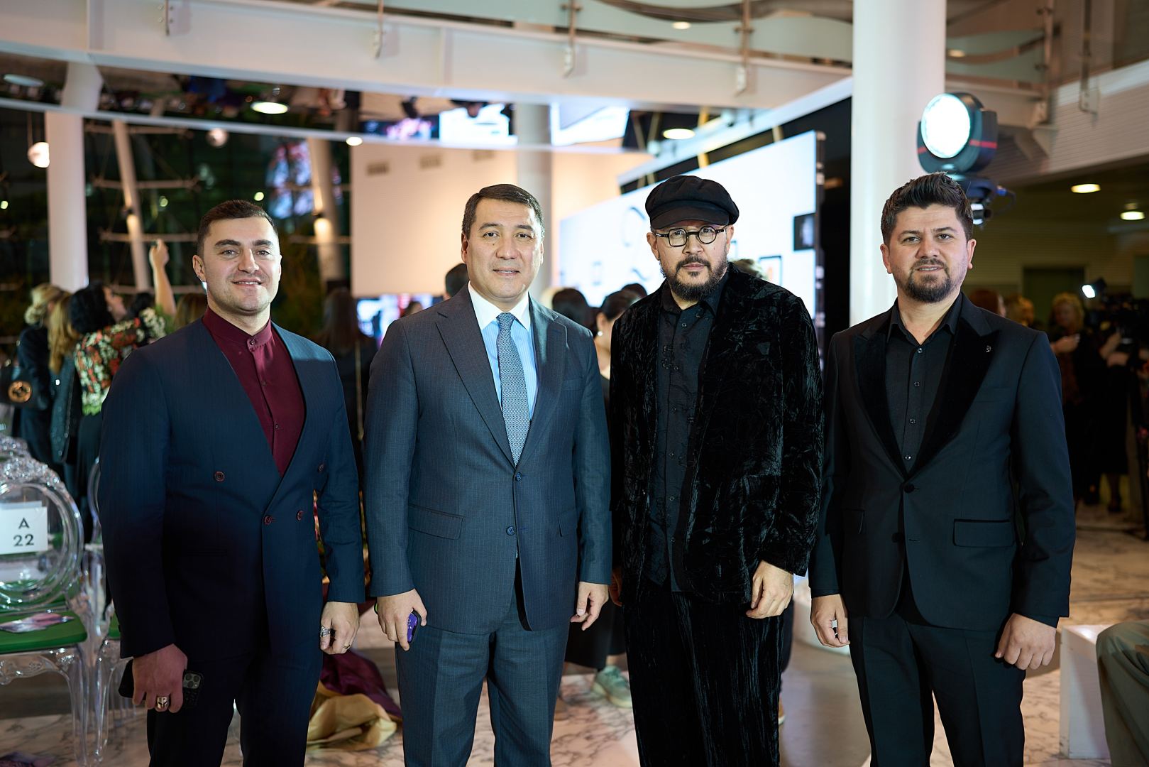 Azerbaijan Fashion Week 2022 – от одеяний кочевников и элегантных хиджабов до волшебной птицы Хумо (ФОТО)