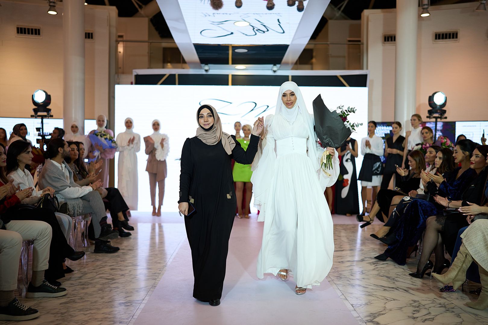 Azerbaijan Fashion Week 2022 – от одеяний кочевников и элегантных хиджабов до волшебной птицы Хумо (ФОТО)