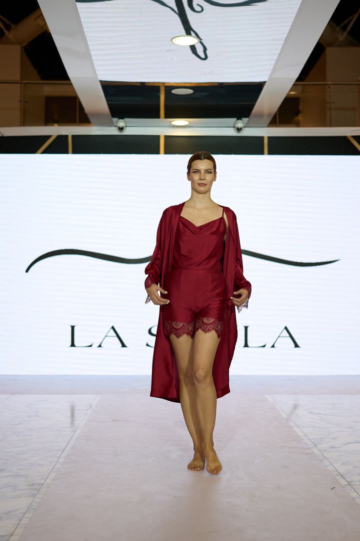 Azerbaijan Fashion Week 2022 – от одеяний кочевников и элегантных хиджабов до волшебной птицы Хумо (ФОТО)
