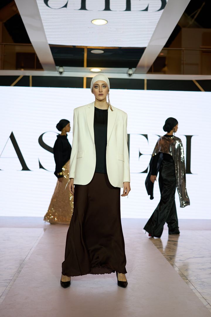 Azerbaijan Fashion Week 2022 – от одеяний кочевников и элегантных хиджабов до волшебной птицы Хумо (ФОТО)