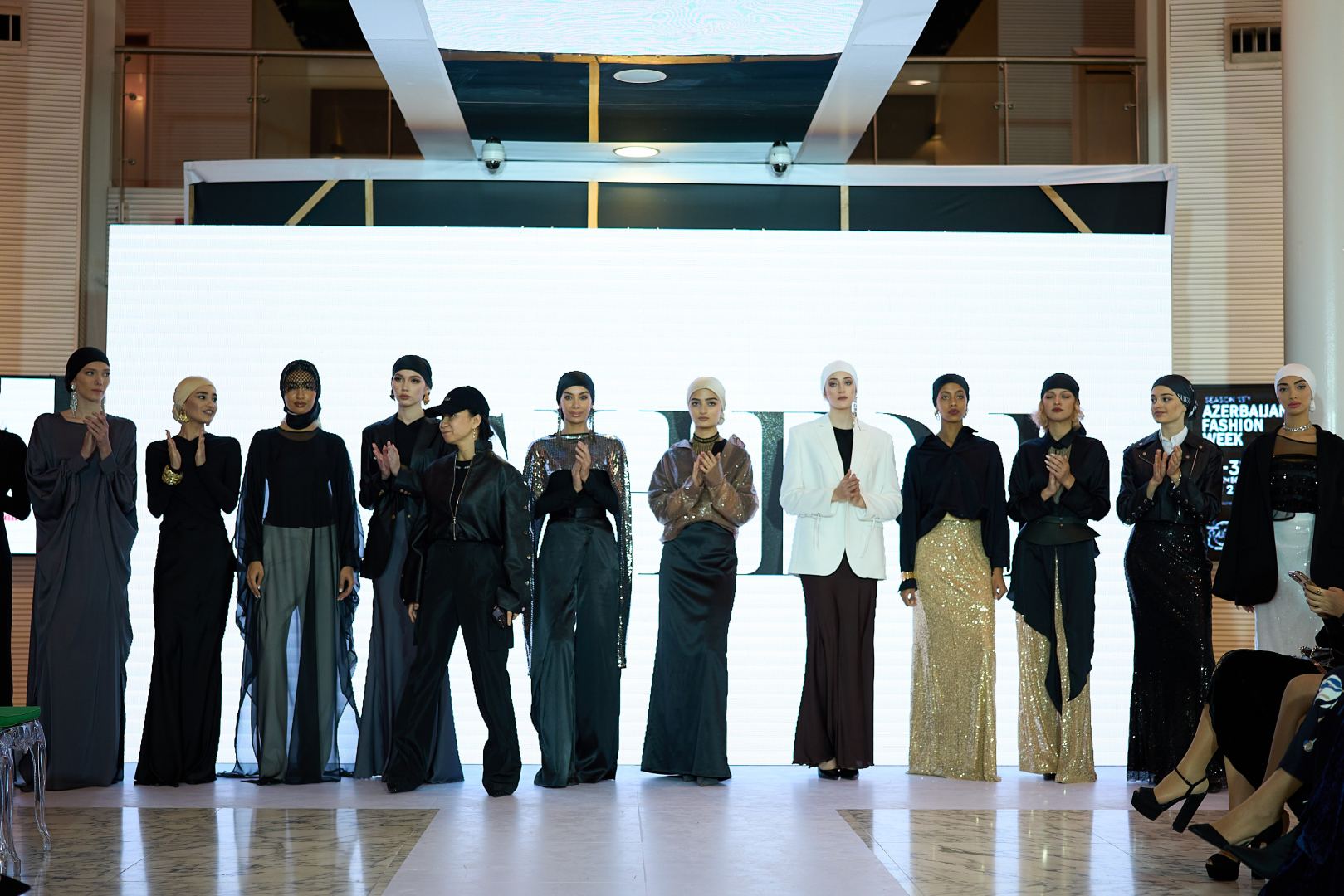 Azerbaijan Fashion Week 2022 – от одеяний кочевников и элегантных хиджабов до волшебной птицы Хумо (ФОТО)