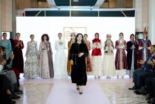 Azerbaijan Fashion Week 2022 – от одеяний кочевников и элегантных хиджабов до волшебной птицы Хумо (ФОТО)