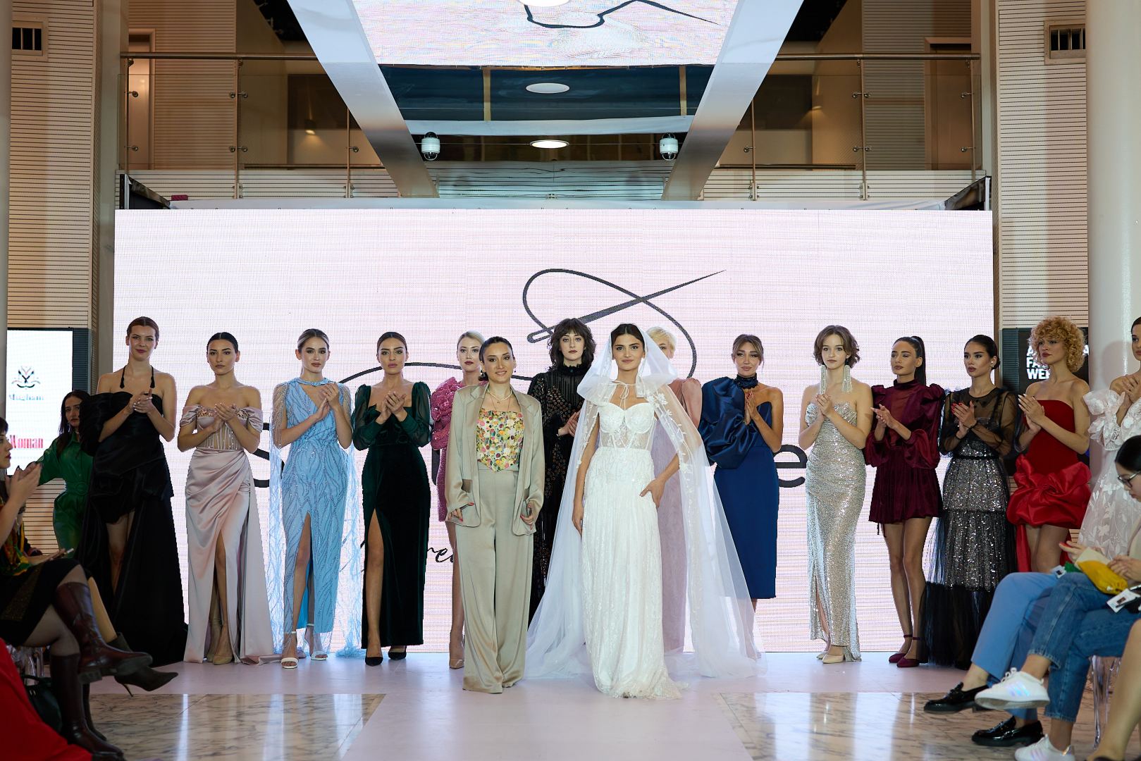 Azerbaijan Fashion Week 2022 - от легионеров и свадебных платьев до адаптивной моды  (ФОТО)