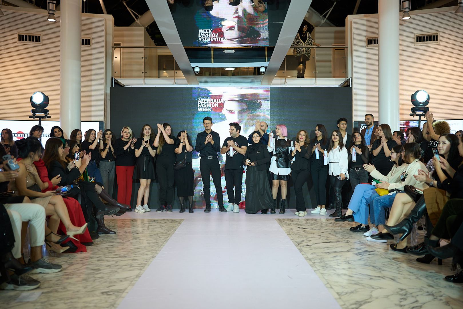 Azerbaijan Fashion Week 2022 - от легионеров и свадебных платьев до адаптивной моды  (ФОТО)