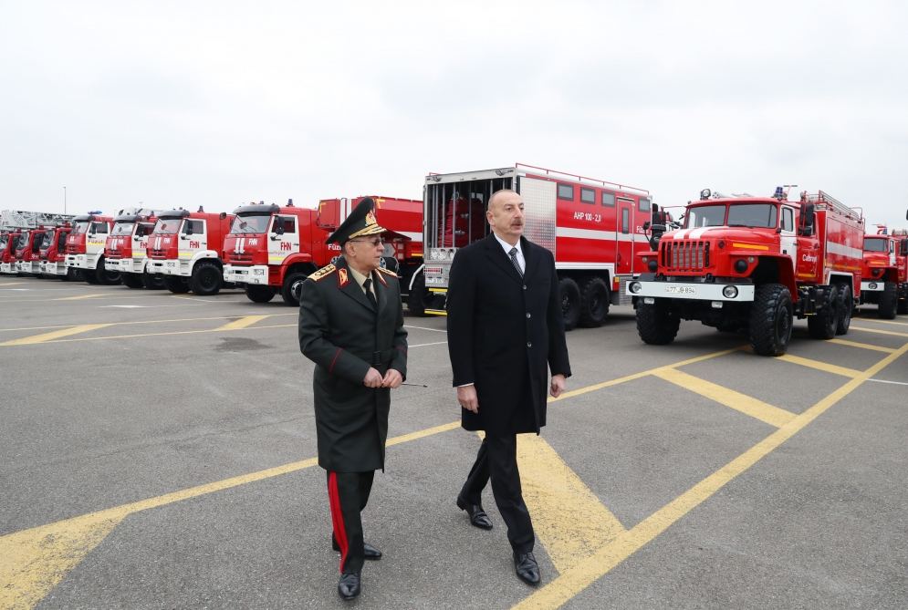 Президент Ильхам Алиев ознакомился с новоприобретенной техникой специального назначения и автомобилями скорой медицинской помощи (ФОТО)