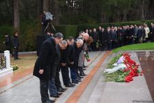 Azerbaijan's public honors memory of the Great Leader Heydar Aliyev (PHOTO)