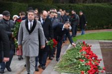 Azerbaijan's public honors memory of the Great Leader Heydar Aliyev (PHOTO)